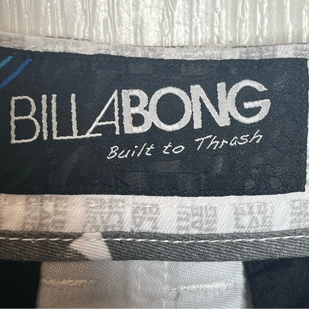 Billabong Men’s Flat Front Shorts Size 34 Gray White Shark Floral Print Pockets